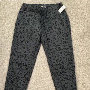 Cloth & Stone Gray Leopard Pull-On Drawstring joggers, size LARGE NWT